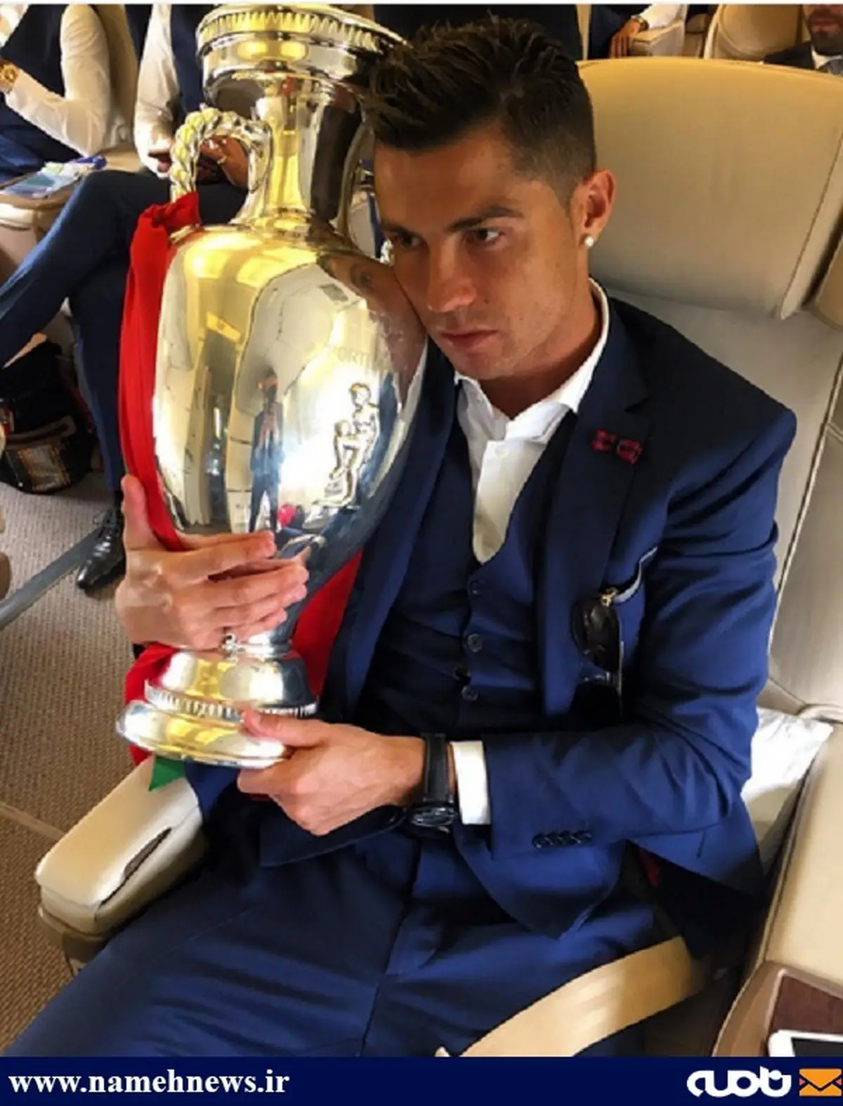 تیپ خاص رونالدو در هواپیمای اختصاصی پرتغالی‌ها/ عکس