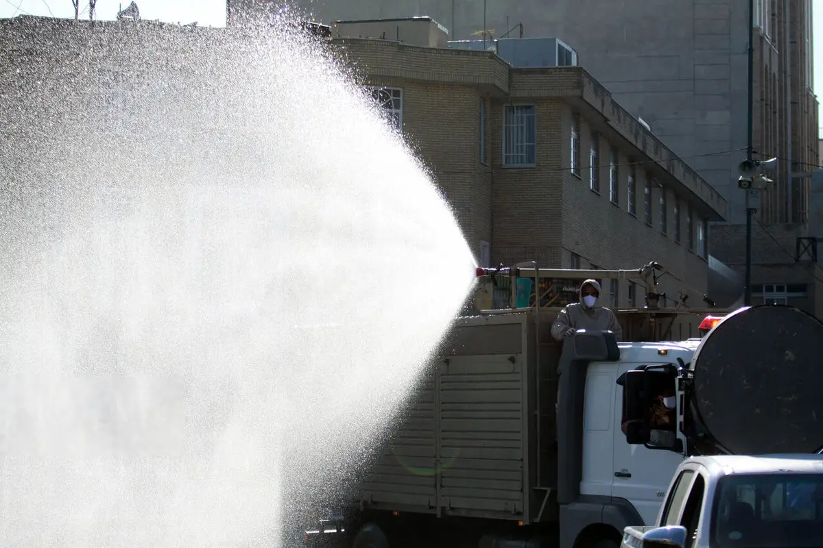 عملیات بزرگ ضدعفونی در معابر عمومی شهر قم + عکس