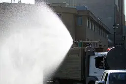 عملیات بزرگ ضدعفونی در معابر عمومی شهر قم + عکس