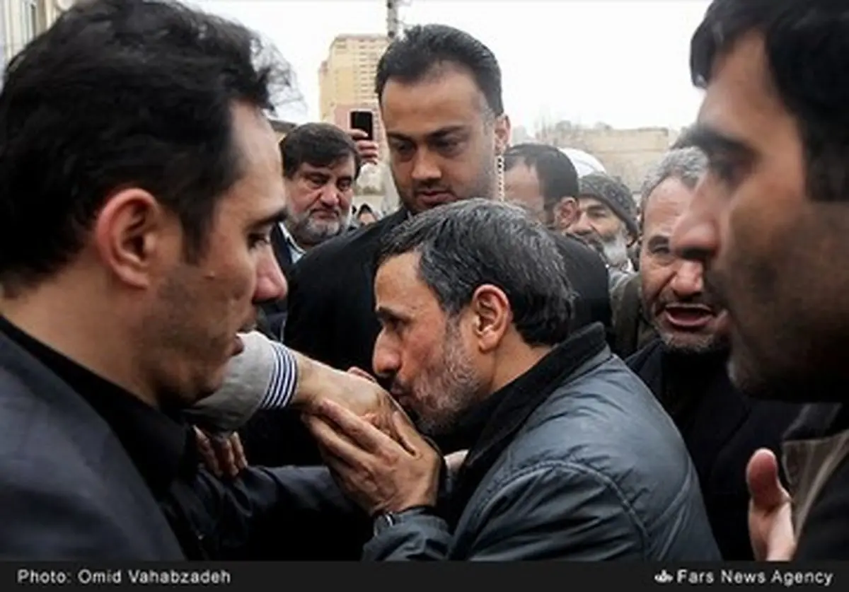 دست‌ بوسی محمود احمدی نژاد در حضور مردم/ عکس
