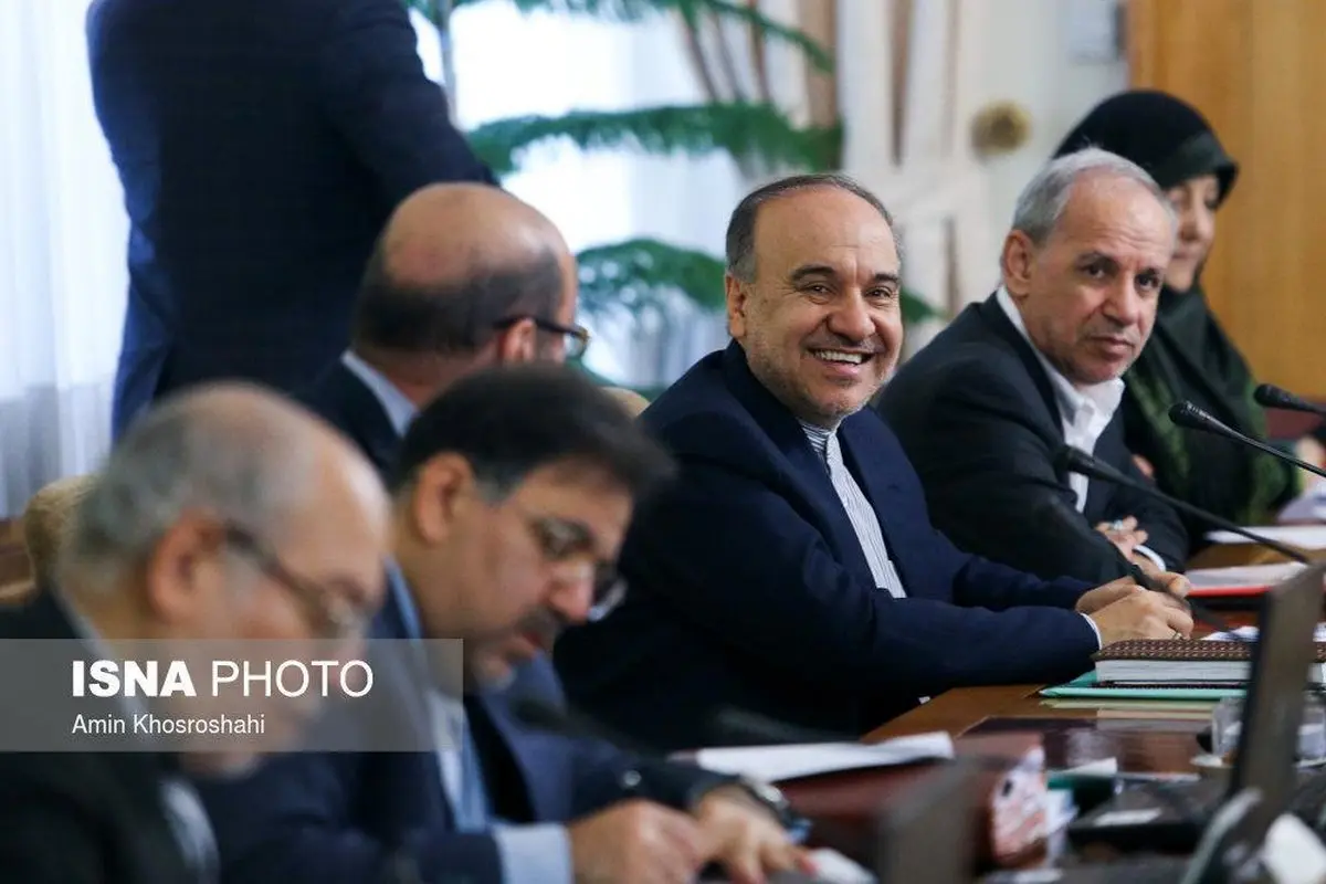 خنده های وزیر ورزش در جلسه هیات دولت/عکس