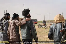 اقدام بی‌سابقه داعش؛ دلداری محکوم پیش از سنگسار/تصاویر