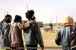 اقدام بی‌سابقه داعش؛ دلداری محکوم پیش از سنگسار/تصاویر