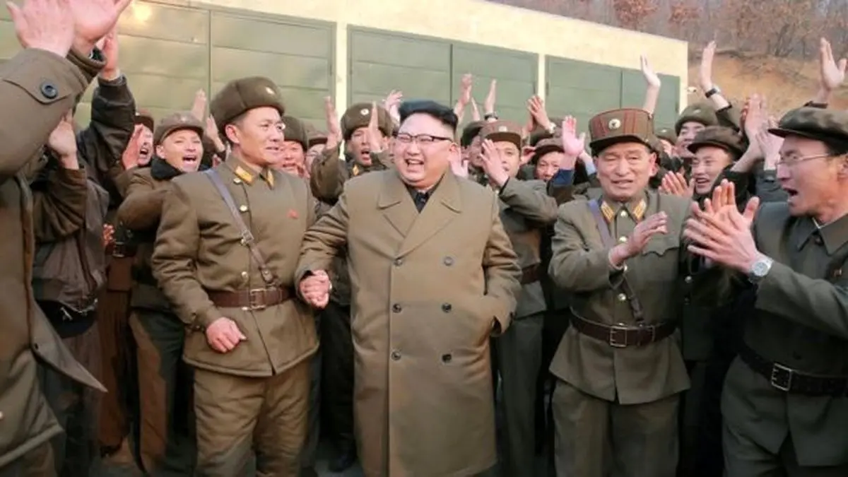 رهبر کره شمالی به چه کسی کولی داد (+عکس)