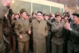 رهبر کره شمالی به چه کسی کولی داد (+عکس)