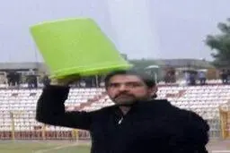 فیروز کریمی،با سطلی به سر در حال هدایت تیمش!