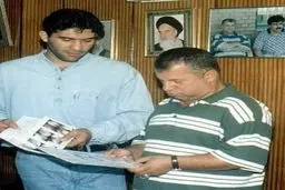 عكس زيرخاكي عابدزاده در كنار علي پروين