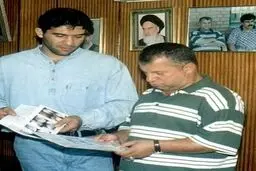 عكس زيرخاكي عابدزاده در كنار علي پروين