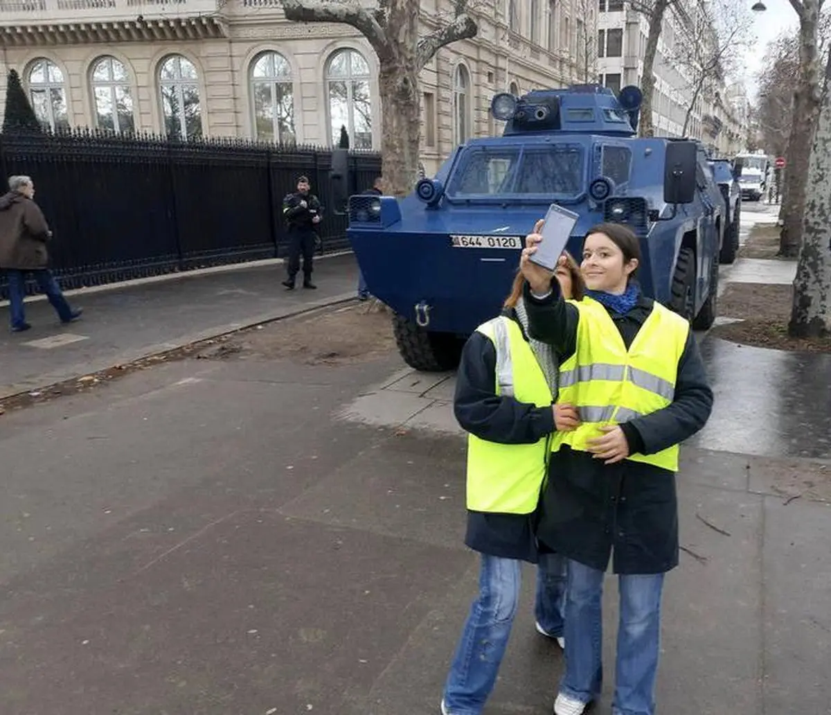 سلفی جلیقه زردها با ماشین ضدشورش / عکس