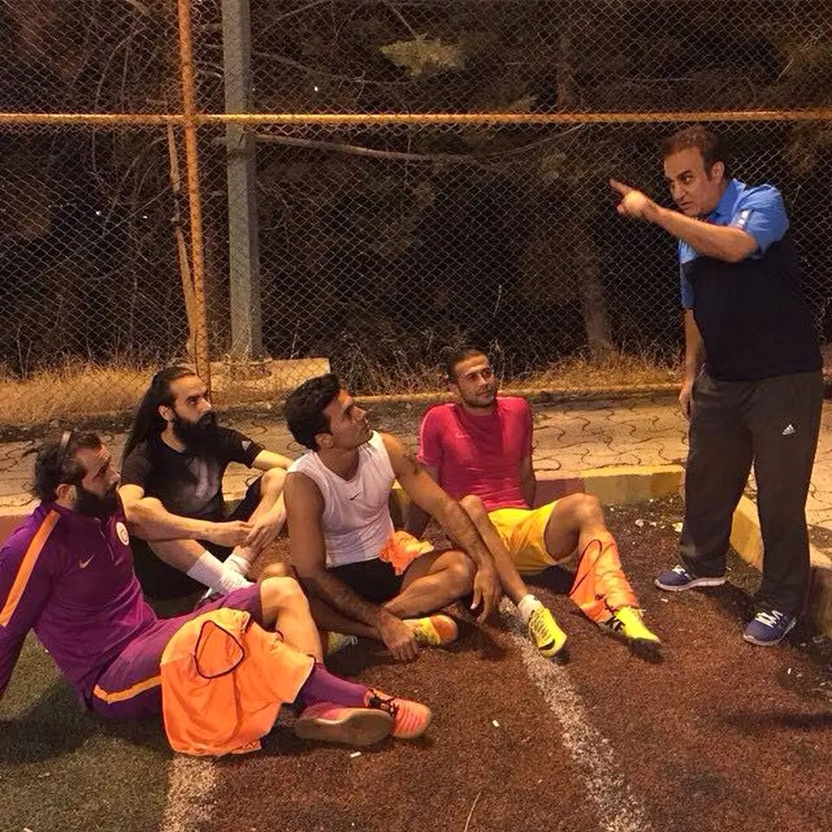 تمرینات خواننده زیرزمینی کنار فوتبالیست‌های پرحاشیه و زیرنظر فرهاد کاظمی +عکس