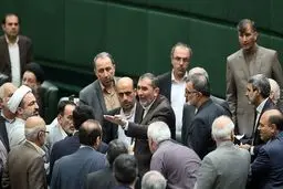 تصویر اشک نماینده دلواپس از تصویب برجام در مجلس