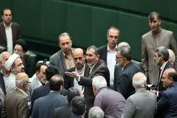 تصویر اشک نماینده دلواپس از تصویب برجام در مجلس