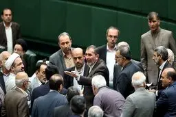 تصویر اشک نماینده دلواپس از تصویب برجام در مجلس