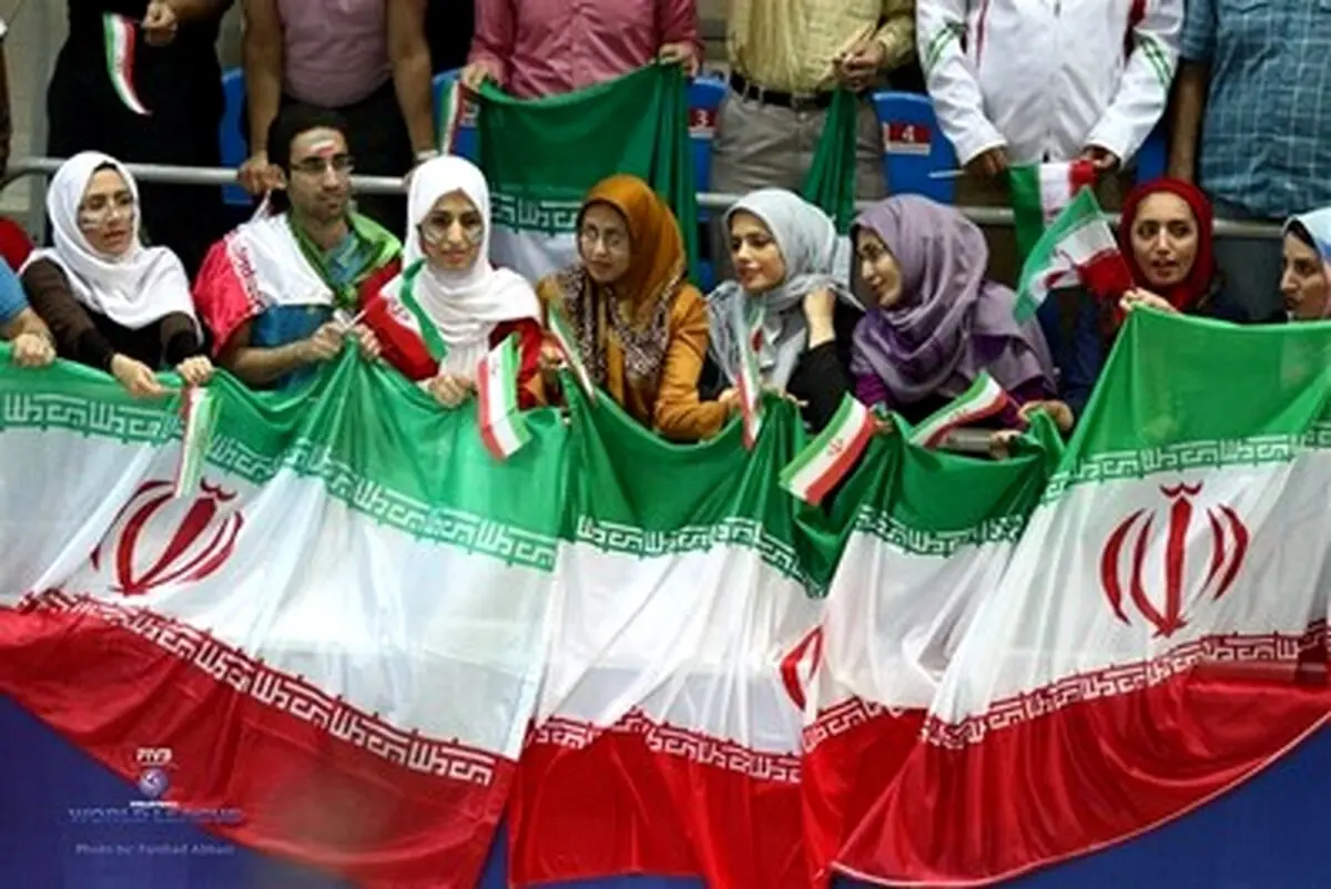 تماشاگران ایرانی و روس در سالن برگزاری مسابقه/تصاویر