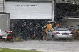 جستجوی خانه‌به‌خانه برای يافتن دو زنداني فراری/تصاویر