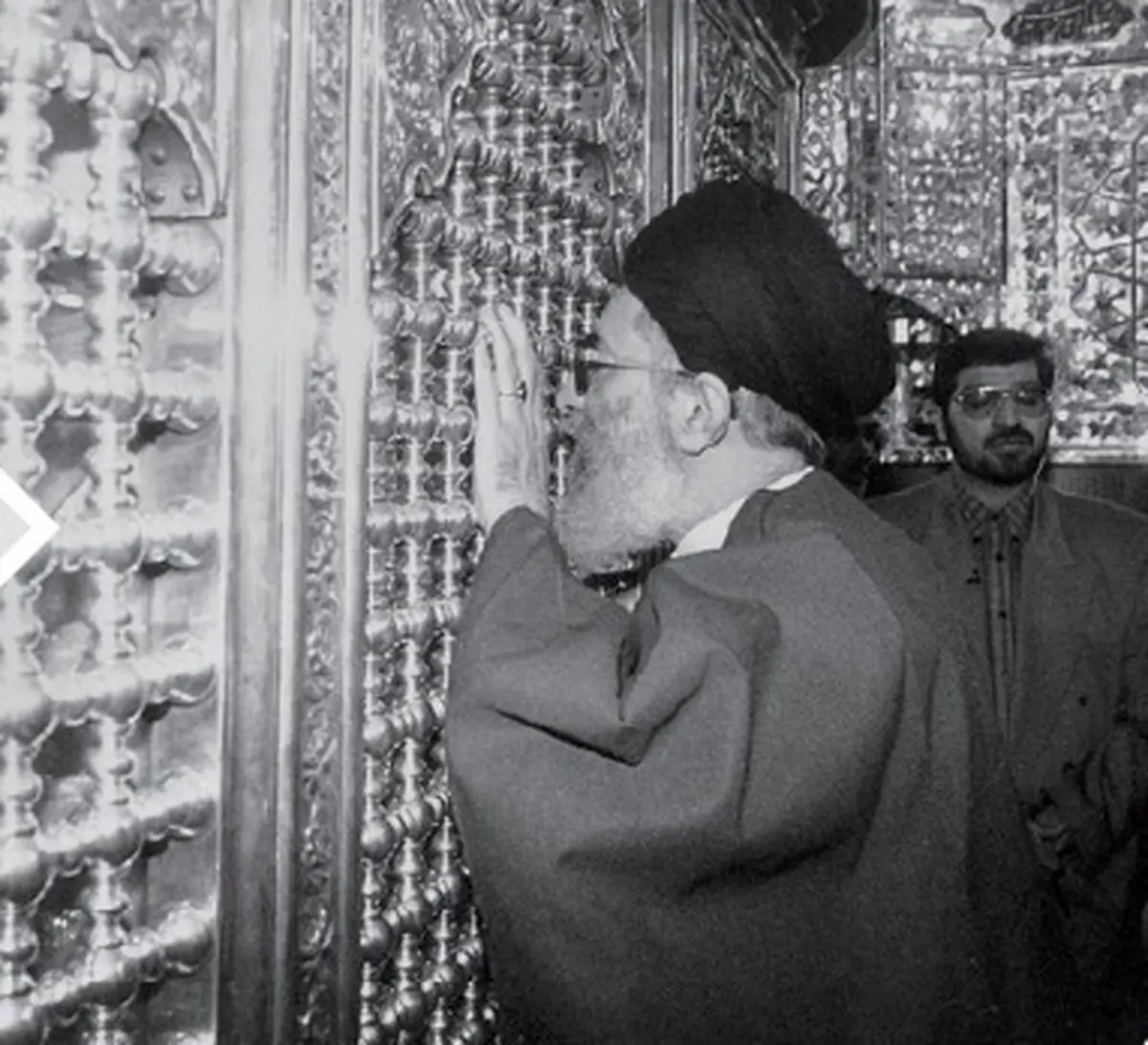 تصویری از زیارت رهبرانقلاب  در حرم حضرت عبدالعظیم