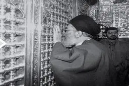 تصویری از زیارت رهبرانقلاب  در حرم حضرت عبدالعظیم