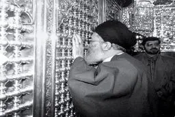 تصویری از زیارت رهبرانقلاب  در حرم حضرت عبدالعظیم
