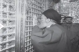 تصویری از زیارت رهبرانقلاب  در حرم حضرت عبدالعظیم