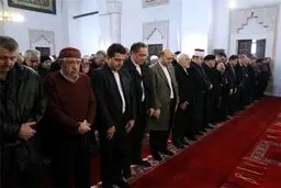 تصویری از ظریف درحال خواندن نماز در سارایوو