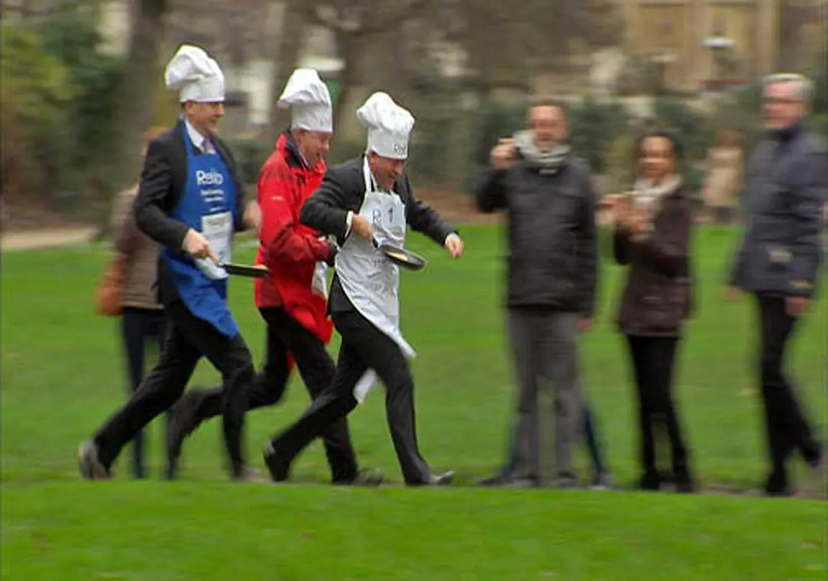 مسابقه دو با پنکیک نمایندگان پارلمان + تصاویر