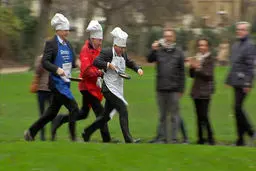 مسابقه دو با پنکیک نمایندگان پارلمان + تصاویر