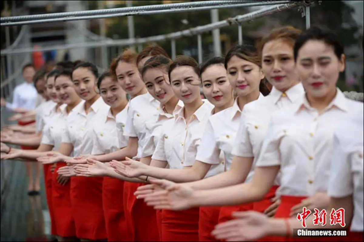 عکس/ آموزش دختران مهماندار روی پل شیشه‌ ای