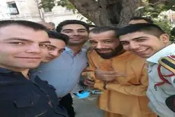 عکس یادگاری با تتلو در مقابل دادگاه!
