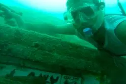 پیدا شدن یکی از خودروهایی که در سیل فروردین‌ماه در بندر دیّر بوشهرغرق شده بود، در اعماق دریا!/عکس