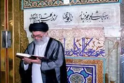 تصویری منتشر نشده از رهبر انقلاب در حرم رضوی سال ۱۳۷۴