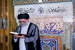 تصویری منتشر نشده از رهبر انقلاب در حرم رضوی سال ۱۳۷۴