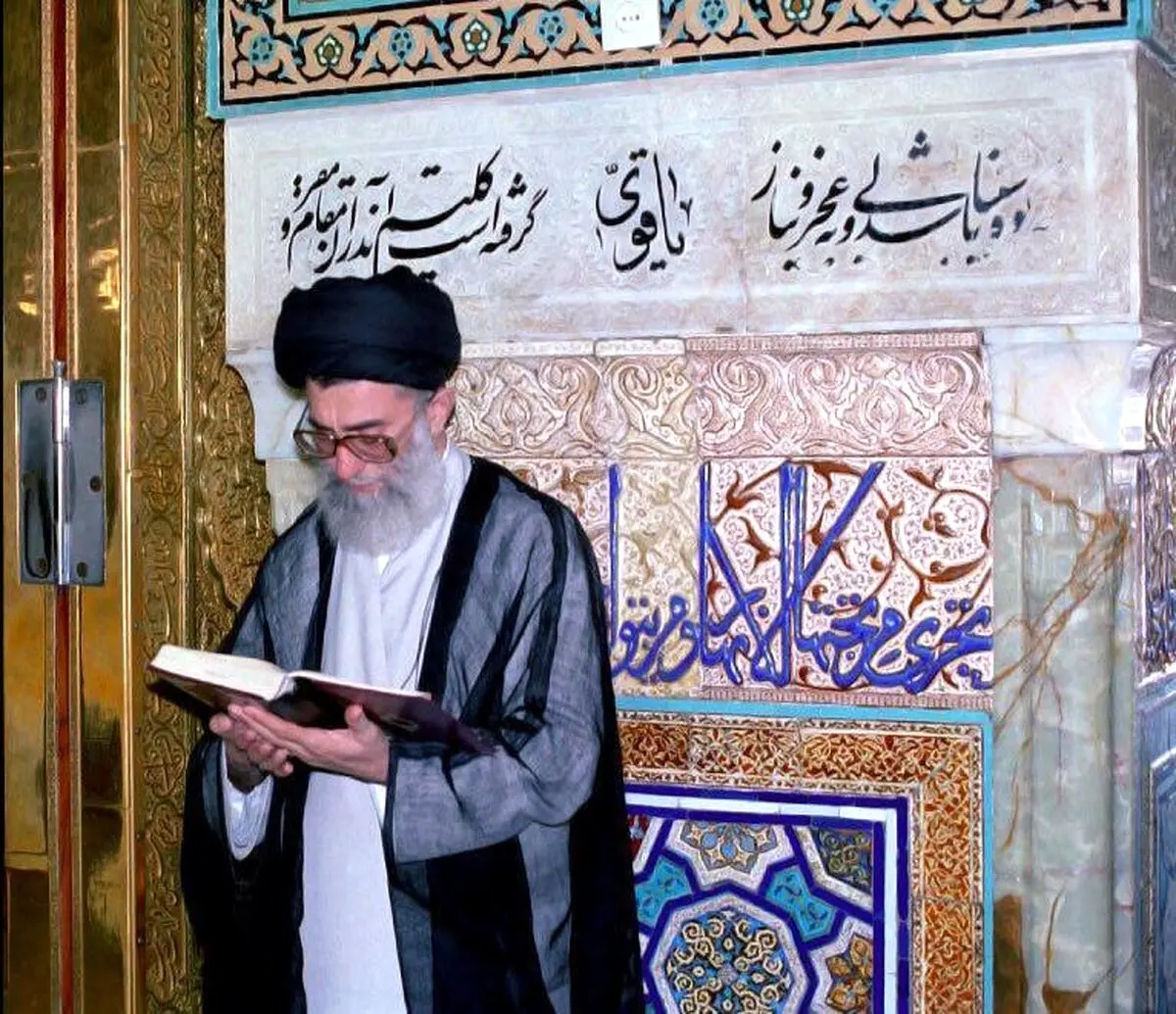 تصویری منتشر نشده از رهبر انقلاب در حرم رضوی سال ۱۳۷۴