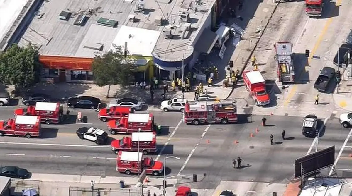 تصاویر | تصادف شدید یک خودرو با مشتری‌های رستوران در لس‌آنجلس