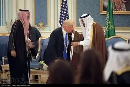 عالی ترین نشان عربستان بر گردن ترامپ/عکس