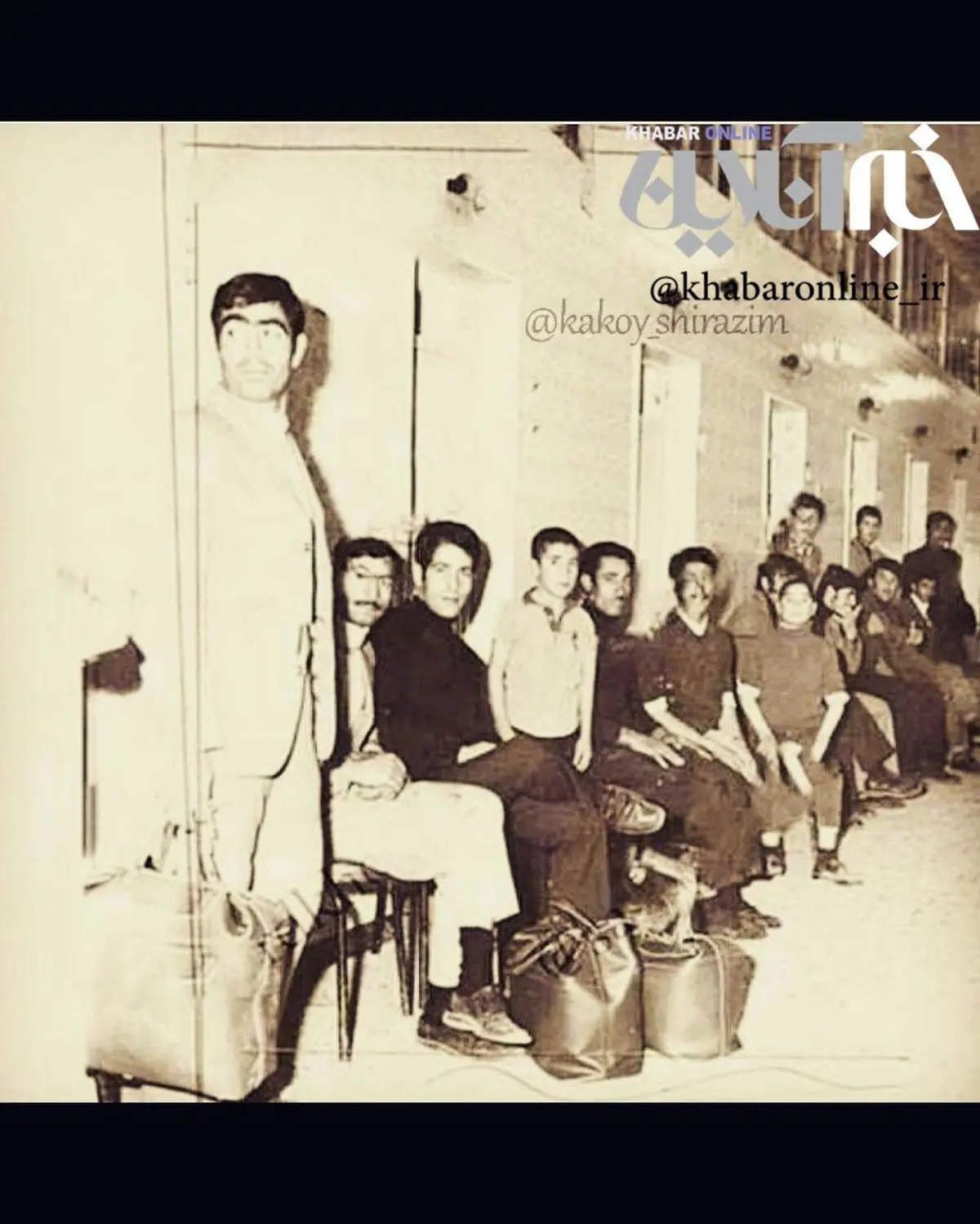 صف حمام عمومی در دهه چهل/عکس