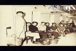 صف حمام عمومی در دهه چهل/عکس