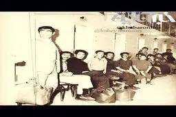 صف حمام عمومی در دهه چهل/عکس