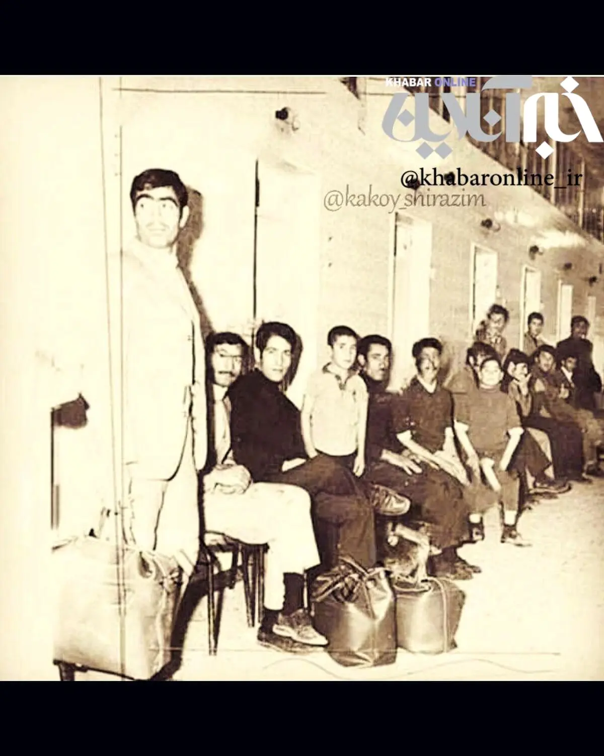صف حمام عمومی در دهه چهل/عکس