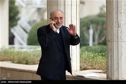 تلفن صحبت کردن صالحی قبل از جلسه هئیت دولت/عکس