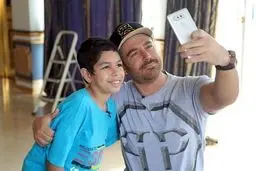 روزی که گلزار به دیدن کودک طرفدارش رفت/تصاویر