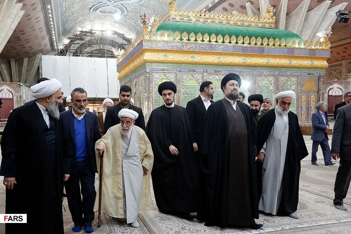 عکس: حضور خمینی جوان در  مراسم تجدید میثاق اعضای مجلس خبرگان با آرمان های امام (ره)