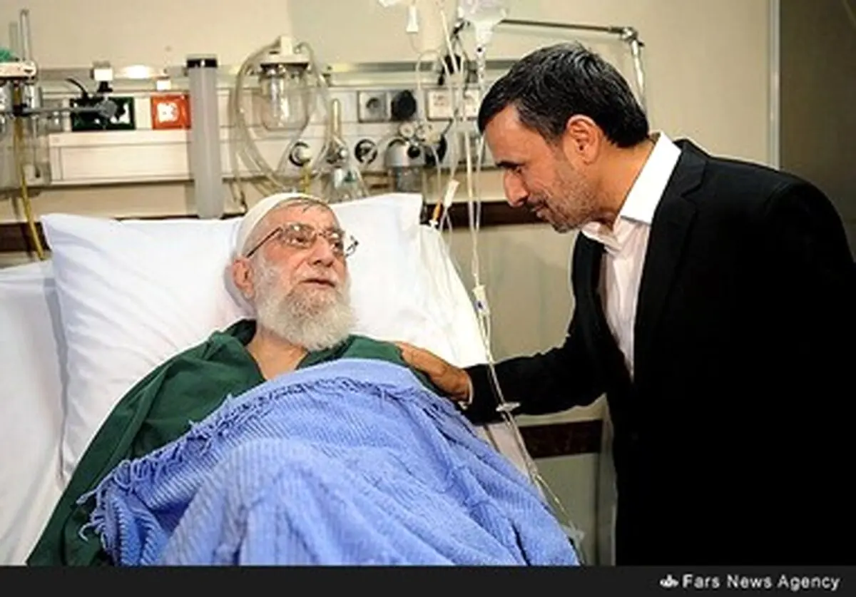 احمدی نژاد هم از رهبر انقلاب عیادت کرد/عکس