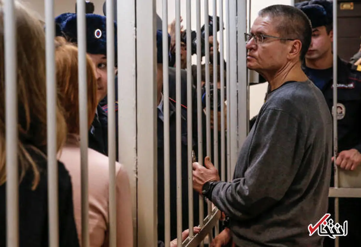 تصاویری از محاکمه وزیر رشوه‌گیر روسیه در قفس