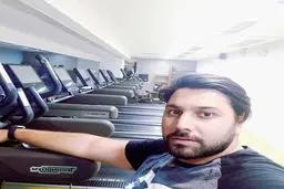 عکس خواننده سرشناس در سالن بدنسازی