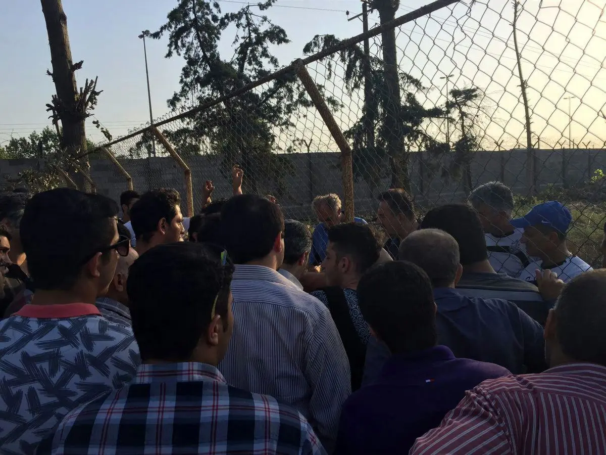 اعتراض هوادارن ملوان به جدایی قلعه نویی/ عکس