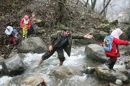 مسیر خطرناک دانش‌آموزان گیلانی / عکس
