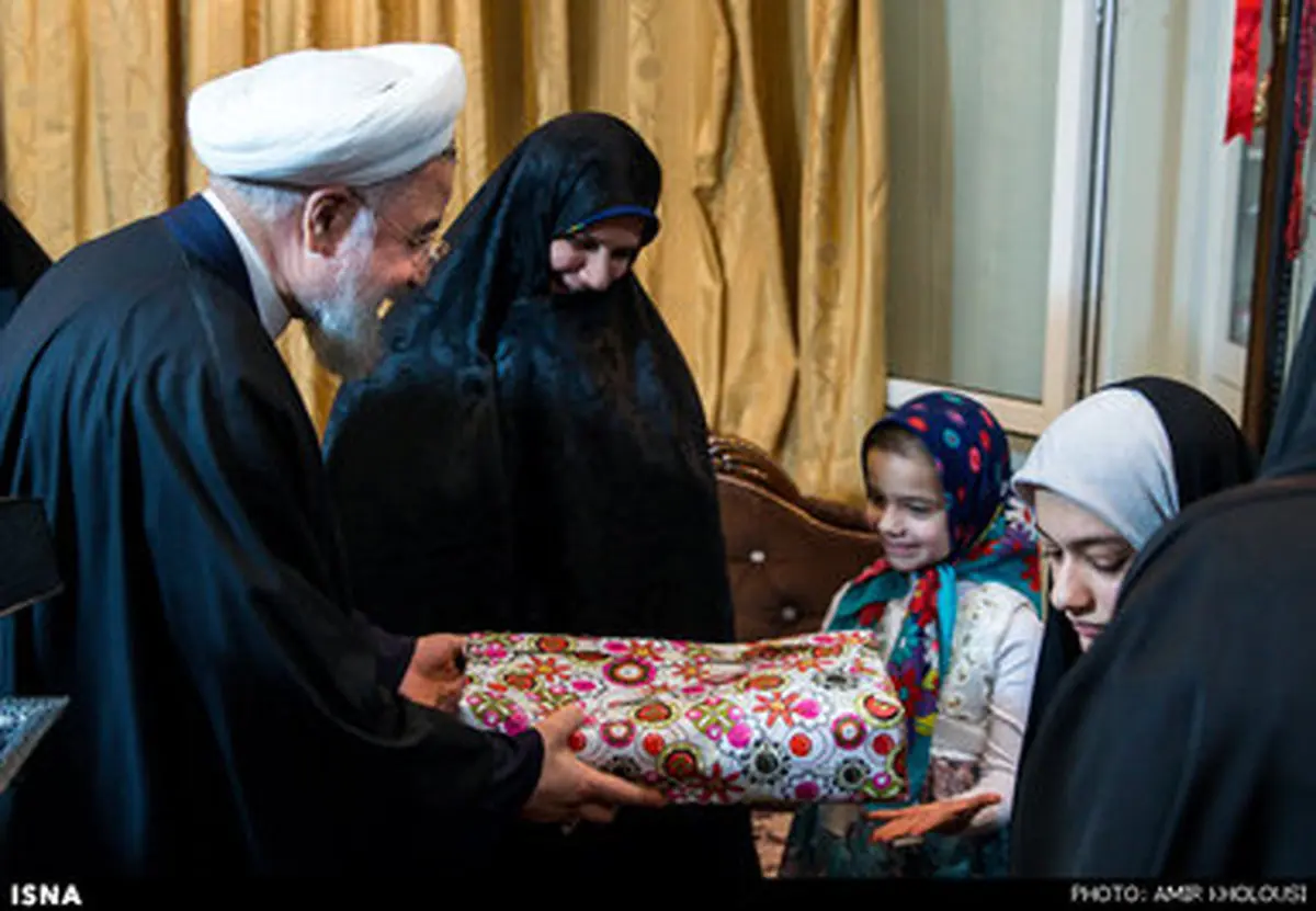 بازدید سرزده روحانی از خانواده شهید شیخ شعبانی/ تصاویر