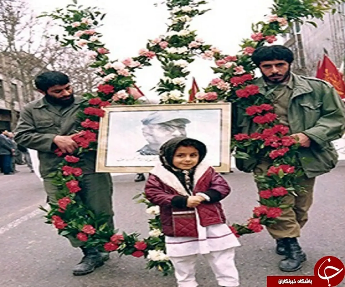 دختری که نمی‌دانست با پیکر پدرش عکس یادگاری می‌گیرد+تصاویر