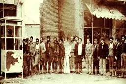 تصویری جالب از صف تلفن همگانی در دهه 50