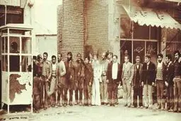 تصویری جالب از صف تلفن همگانی در دهه 50
